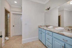 Een douche, handdoeken