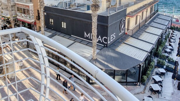 Un bâtiment situé sur la côte, avec un bar sur le toit appelé « Miracles ».