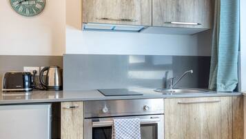 Een koelkast, een oven, een kookplaat, een broodrooster