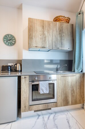 Fridge, oven, stovetop, toaster