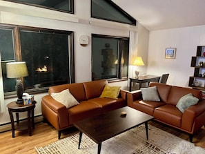 Smart TV, fireplace - Urban Comfort with Northern Charm (Anchorage)