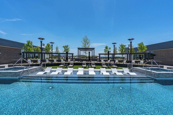 A heated pool - Awesome Amenities! Pool/HotTub/Gym/Bowling + More! (Salt Lake City)