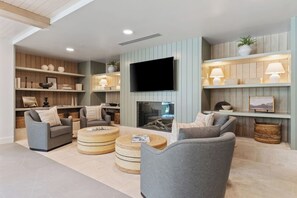 Smart TV, video games - Awesome Amenities! Pool/HotTub/Gym/Bowling + More! (Salt Lake City)