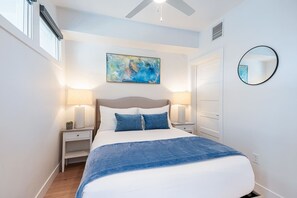 1 chambre, bureau, fer et planche à repasser, lit parapluie