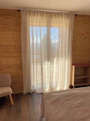 2 bedrooms, iron/ironing board, travel cot, free WiFi