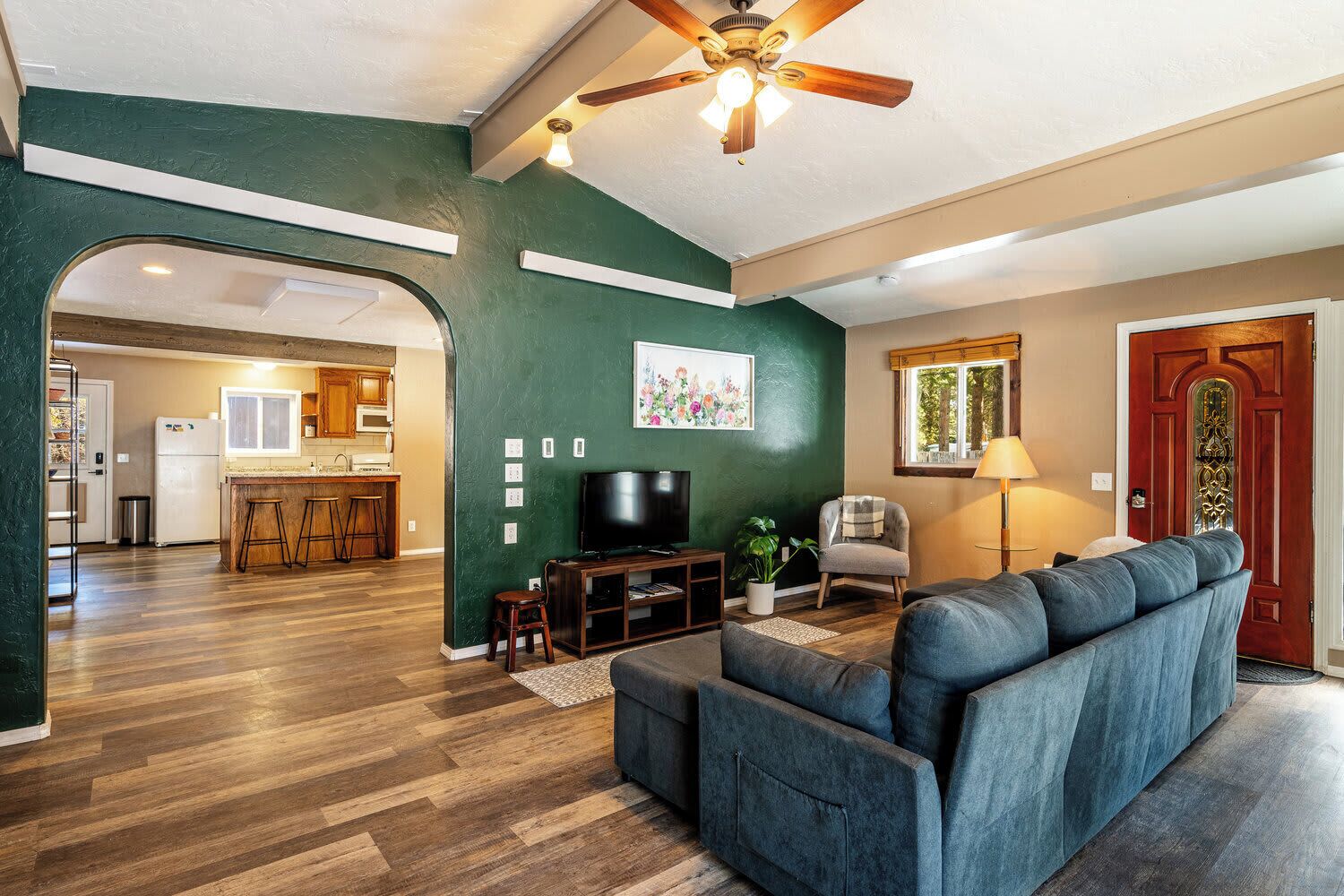 Fernseher, Kamin, Bücher, Arbeitsbereiche