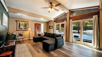 Televisión, chimenea, libros y oficina