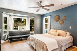 4 bedrooms, desk, iron/ironing board, WiFi