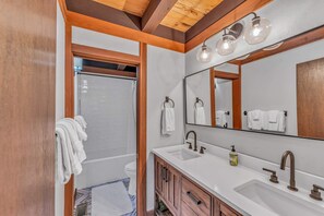 Dusj, hårføner og håndklær