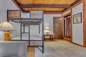 4 soverom, strykejern/-brett, reiseseng for barn og wi-fi