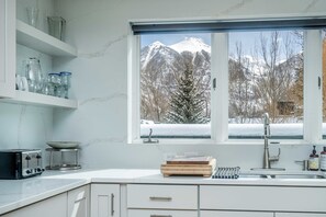 Een koelkast, een microgolfoven, een oven, een kookplaat