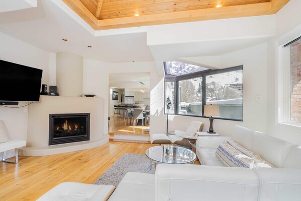 TV, fireplace, stereo