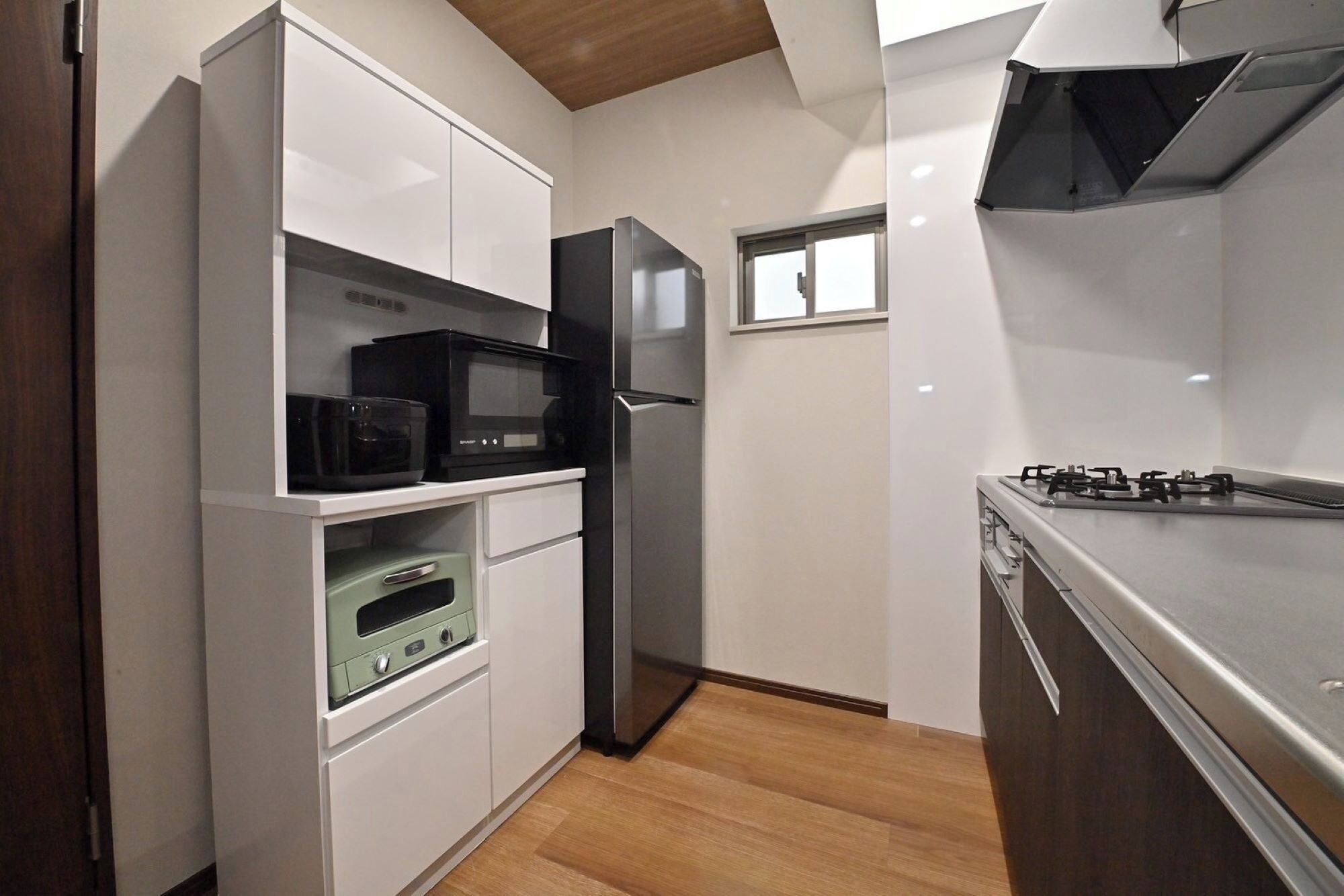 Fridge, microwave, stovetop, cookware/dishes/utensils