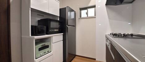 Fridge, microwave, stovetop, cookware/dishes/utensils