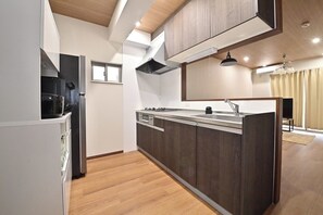 Refrigerador, microondas, parrilla de estufa y utensilios de cocina 