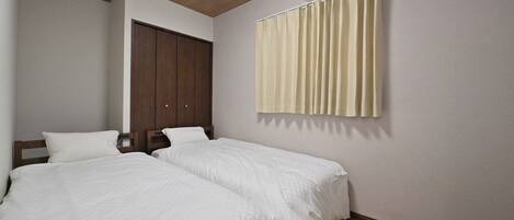 2 bedrooms, desk, free WiFi, bed sheets