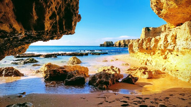 A coastal beach scene with rocky formations and clear blue water. - Quiet Algarve villa near Albufeira & branches with prívate pool BBQ terrace (Algoz)