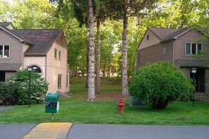 Exterior - Pocono Mountains Hideaway - 2 Bedroom, 2.5 Bath, private townhome with wood-burning fireplace (East Stroudsburg)