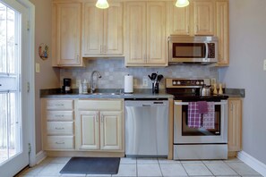 Kylskåp, mikrovågsugn, ugn och spishäll