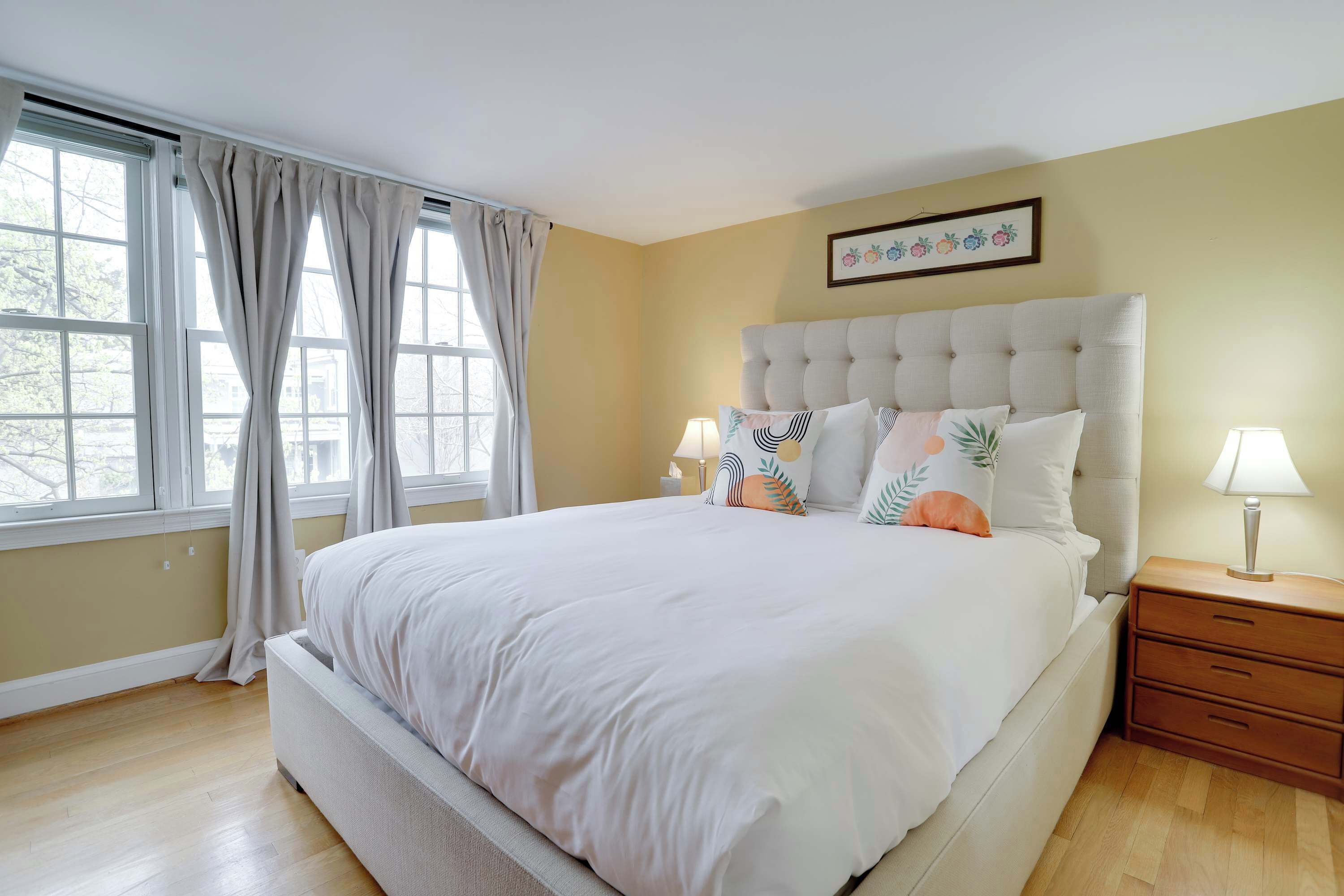 2 soverom, skrivebord, strykejern/-brett og reiseseng for barn