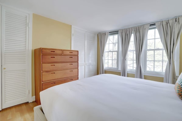 2 habitaciones, escritorio y tabla de planchar con plancha