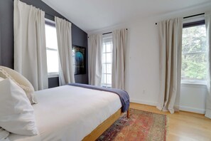 2 室のベッドルーム、デスク、アイロン / アイロン台、旅行用ベビーベッド