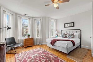 2 chambres, bureau, fer et planche à repasser, lit parapluie