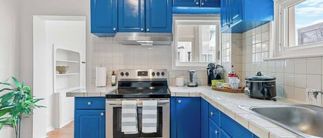 冷蔵庫、電子レンジ、オーブン、コンロ