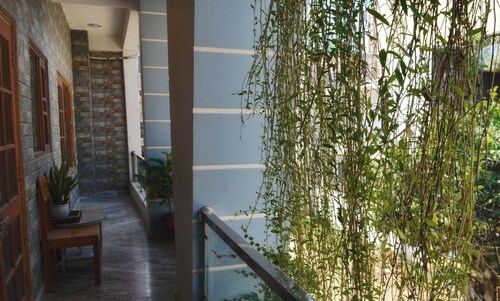 15 minutes to the Harkipauri! Manstays 3 bedroom condo with Balcony & parking!