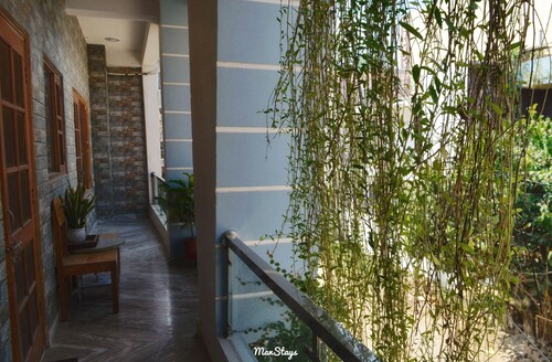 15 minutes to the Harkipauri! Manstays 3 bedroom condo with Balcony & parking!