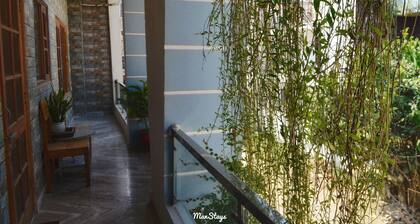 15 minutes to the Harkipauri! Manstays 3 bedroom condo with Balcony & parking!