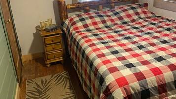 4 soverom, skrivebord, strykejern/-brett og reiseseng for barn