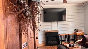 Smart TV, fireplace, video games, printers - The Cozy Cabins at Walnut Grove- Your Perfect Getaway near Hunter/ Windham (Ashland)