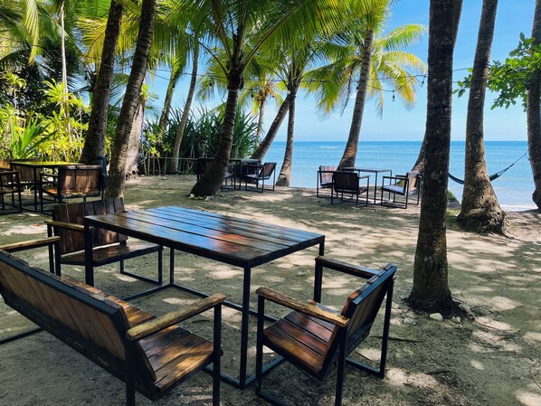 تناول الطعام بالخارج
