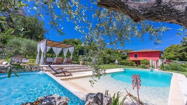 A pool with a gazebo, a red house, and lush greenery. - la casa fra gli ulivi (Montemarcello)