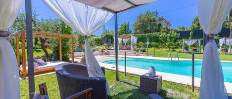 Una piscina al aire libre de temporada