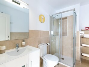 Douche, sèche-cheveux, serviettes fournies