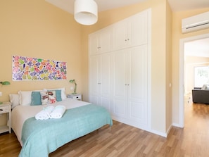 2 bedrooms, iron/ironing board, Internet, bed sheets