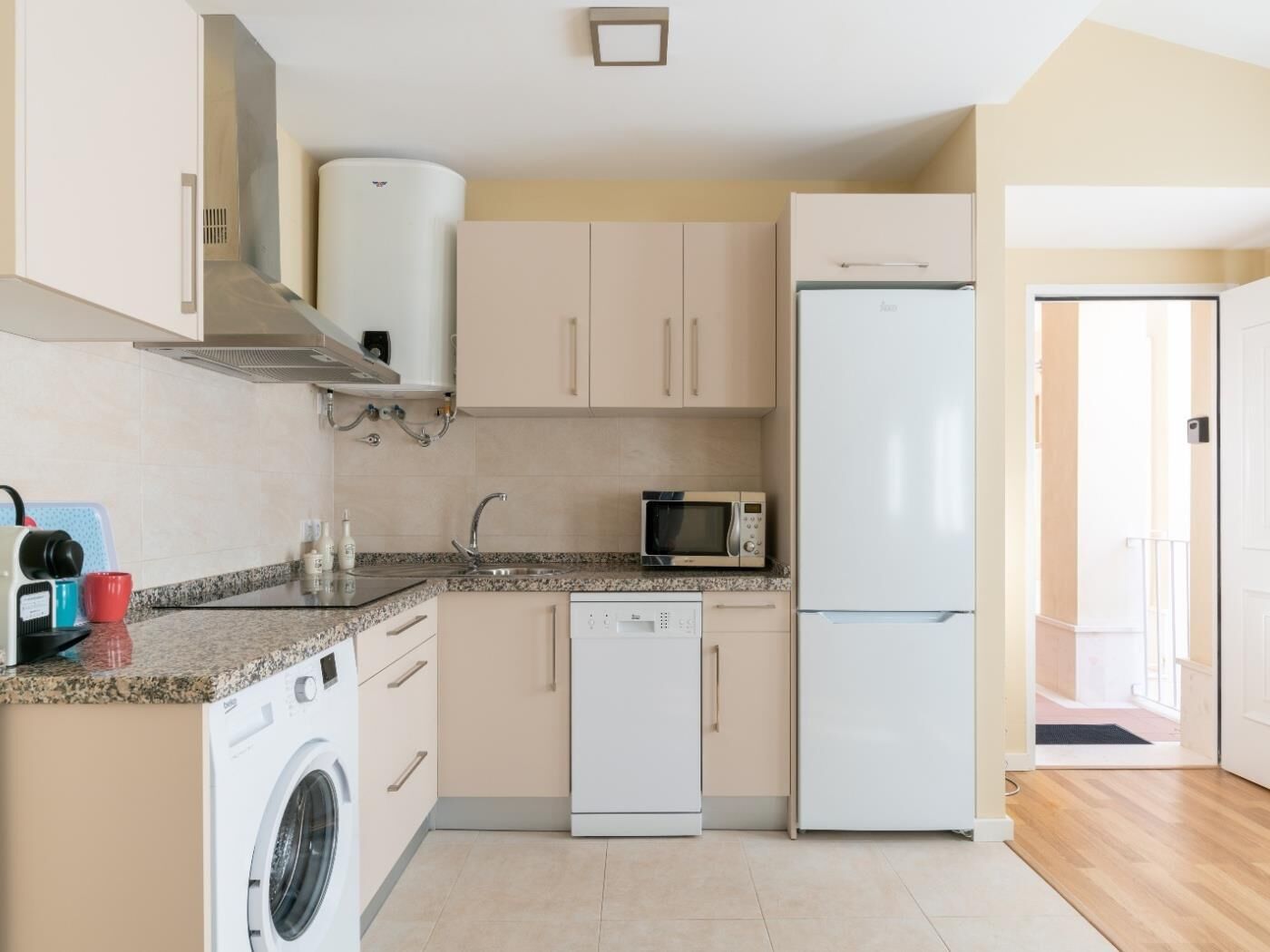 Réfrigérateur, micro-ondes, cafetière/bouilloire, grille-pain