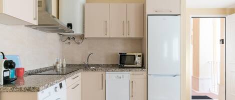 Een koelkast, een microgolfoven, een koffiezetapparaat/waterkoker