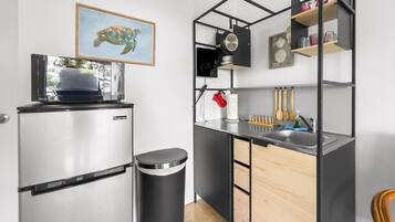 Køleskab, mikrobølgeovn, ovn, kogeplade