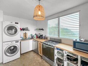 Een koelkast, een magnetron, een oven, een kookplaat
