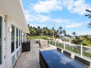 Outdoor dining - Villa Capitan | Spacious House W/ Pool & Beach (Vega Alta)
