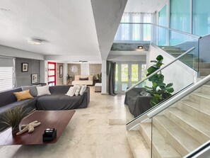 Smart TV - Villa Capitan | Spacious House W/ Pool & Beach (Vega Alta)