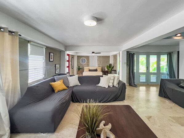 Smart TV - Villa Capitan | Spacious House W/ Pool & Beach (Vega Alta)