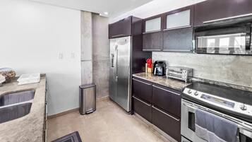 Fridge, microwave, oven, stovetop