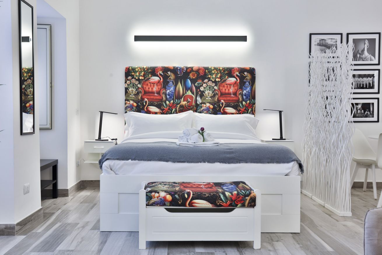 Tabla de planchar con plancha, wifi, ropa de cama