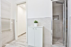 Douche, sèche-cheveux, bidet, serviettes fournies