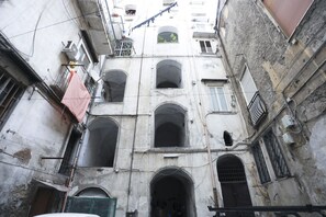 Exterior - GuestHost - Very central and spacious studio apartment that in 60 sqm comfortably accommodates up to 3 people, located in a 17th century building that preserves suggestive Baroque architecture. The studio enjoys strategic position in the historic center  (Napoli)