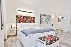 Iron/ironing board, WiFi, bed sheets - GuestHost - Very central and spacious studio apartment that in 60 sqm comfortably accommodates up to 3 people, located in a 17th century building that preserves suggestive Baroque architecture. The studio enjoys strategic position in the historic center  (Napoli)